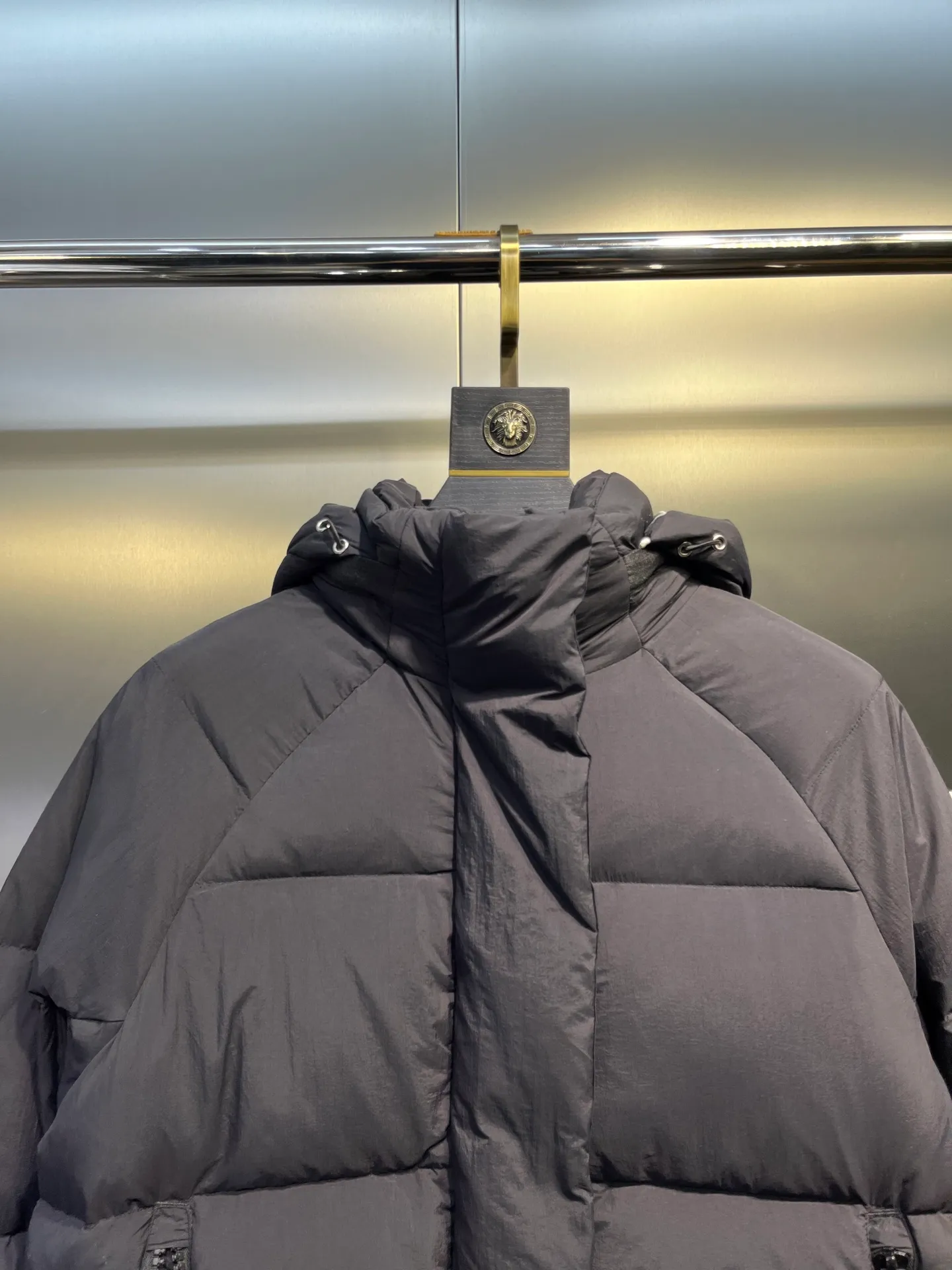 P740 Big Goose Capsule White Label Down Canada Goos* Canada Goose's new limited white label bread jacket, the same style for men and women, filled with 625 fill power white goose down, and the fabric has a satin feel. Suitable for wearing in spring and autumn in various cities, this model has a stand-up collar design, classic and versatile, and has good thermal insulation effect! Fabric + Features: ✅Fabric: 85% polyester, 15% cotton, windproof and waterproof ✅Lining: 100% polyester, windproof and waterproof ✅Filling: 80% pure white duck down, 20% pure white feathers ✅Fillness: 625 ✅Care instructions: Dry cleaning ✅Zipper: Genuine YKK two-way entrance zipper ✅TEI Temperature Feeling Index 1: Lightweight minus 5 degrees to 5 degrees Technology: ✅The fabric is made of CORDURA polyamide fabric, which is a new functional fabric and a leading technological product. The durability is 2 times higher than ordinary nylon fabric. Wear resistance, strong tear resistance, good hand feel and good color. ✅The liner is filled with imported 625 fill power 90 white duck down, the liner is reinforced with anti-runaway velvet liner, and the fly on the front center fly is designed with snap buttons to prevent ventilation and rain. Whether it is hiking, urban walking or polar exploration, this model can help you find the Cana that suits your body, activities and lifestyle. Color: pink, blue, black, white Size: xs-l